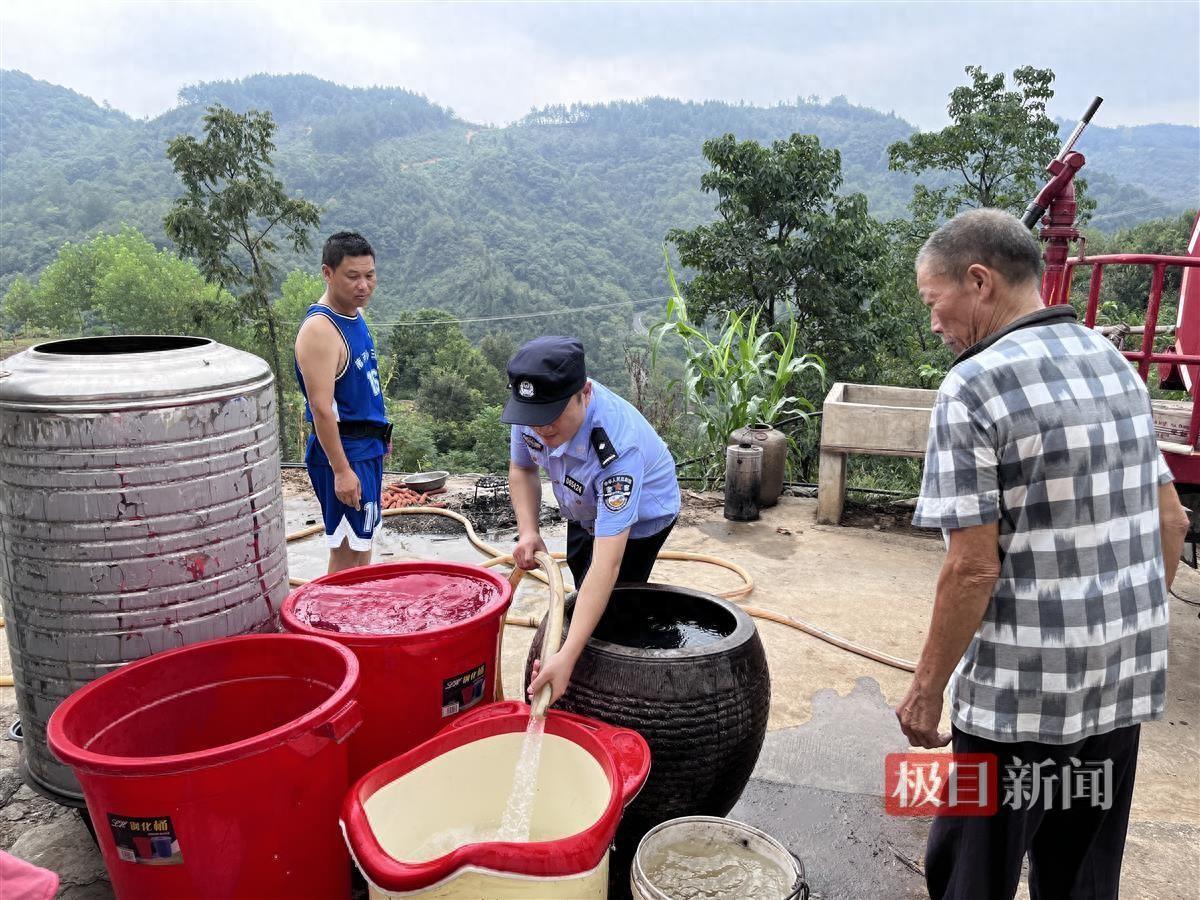 _给执勤人员送水_群众送水给民警