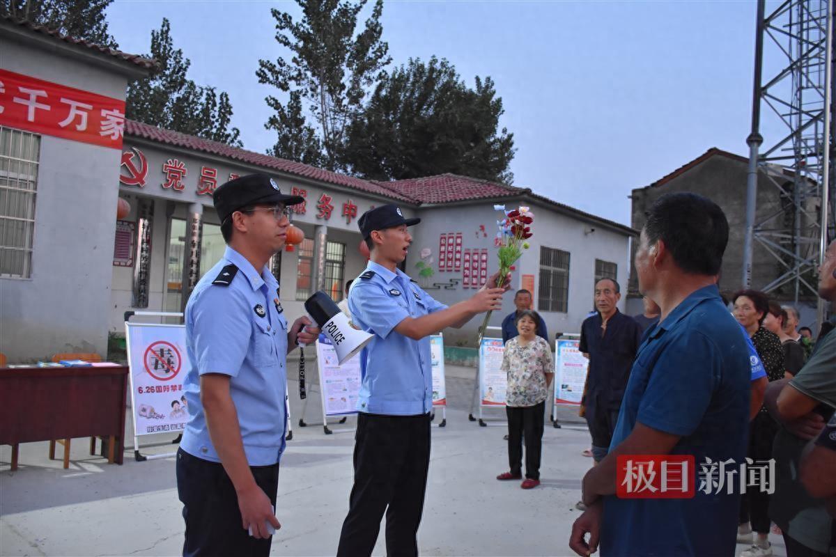 _宜城公安：村委会门前摆摊宣传禁毒知识，为人间“烟火气”拧紧“安全阀”_宜城公安：村委会门前摆摊宣传禁毒知识，为人间“烟火气”拧紧“安全阀”